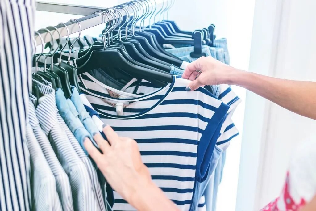 Áo sơ mi kẻ sọc xanh trắng trên móc treo